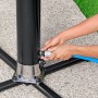Anschluss der Bestway Solarflow Gartendusche an einen Gartenschlauch.