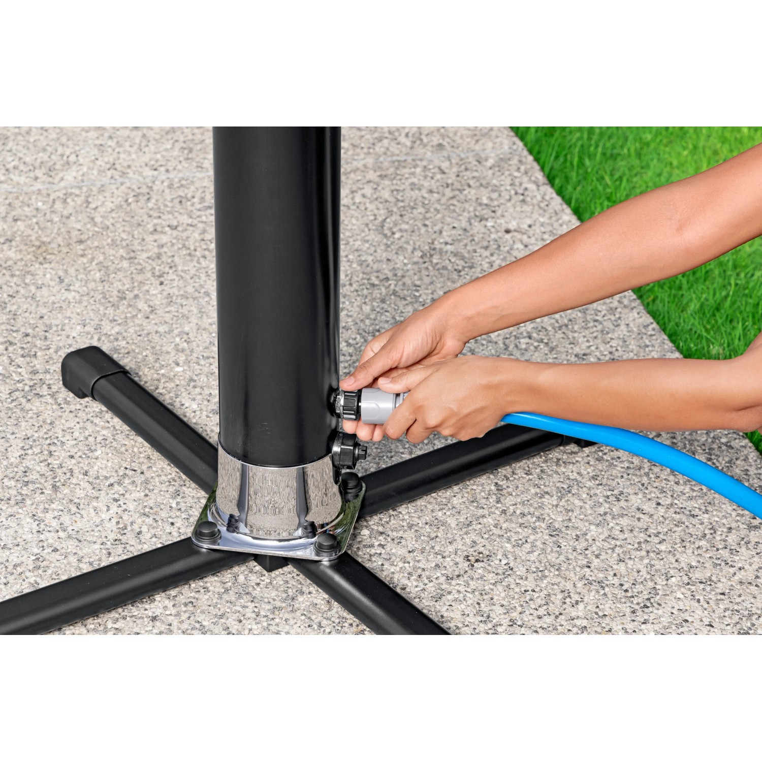 Anschluss der Bestway Solarflow Gartendusche an einen Gartenschlauch.