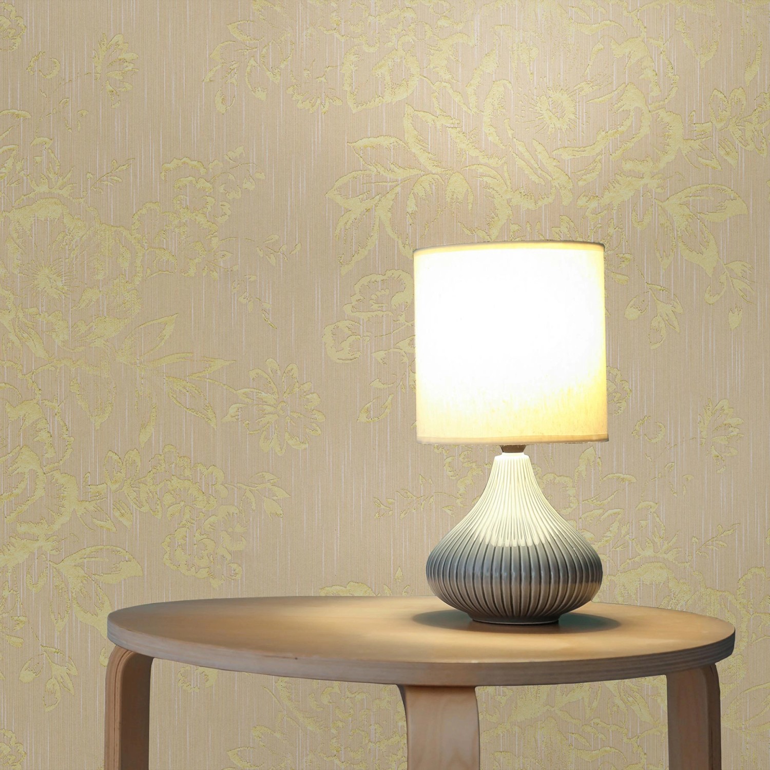 Gold-cremefarbene Vliestapete mit floralem Muster "Florentin" von Tadessi.