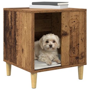 Moderne Hundehütte aus Holzwerkstoff in Altholz-Optik. Ein kleiner Hund liegt auf einem Kissen in der rechteckigen Haustierhütte.