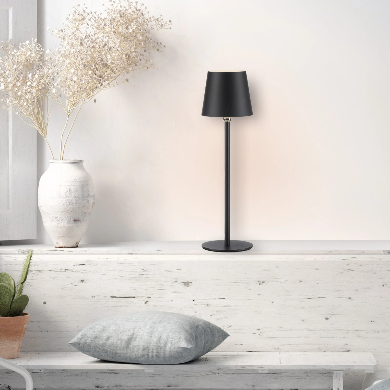 Schwarze Just Light Akku-LED-Tischleuchte Boteria, Ø 11 cm, 37 cm hoch. Dekoleuchte für den Innen- und Außenbereich.