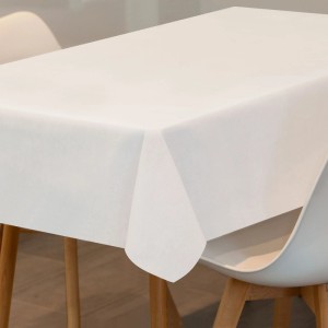 Weiße Sensalux Vlies-Tischdecke 1 x 1 m auf Tisch mit Stühlen.