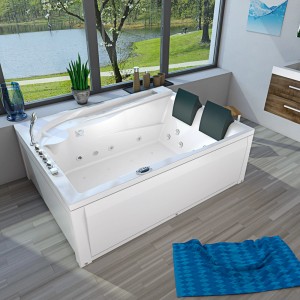 Weiße AquaVapore Whirlpool Badewanne 180x135cm mit Armaturen und Nackenkissen vor Fenster.