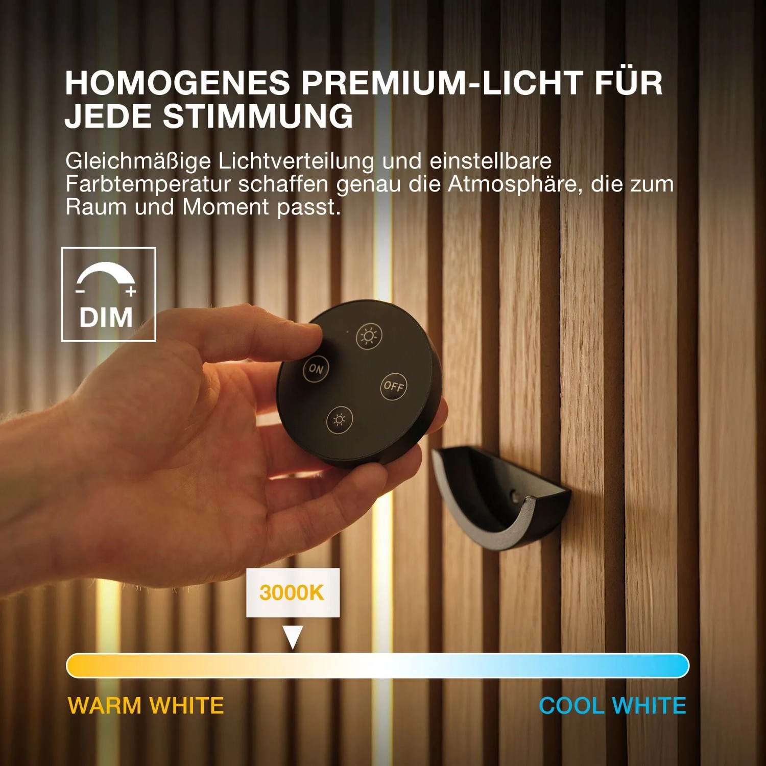 Hand dimmt OSRAM Acoustic LED Streifen an Holzpaneelen mit schwarzer Fernbedienung. Zeigt Farbtemperatur Warmweiß.