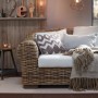 Wohnszene mit d-c-fix Klebefolie Sanremo Eiche Sand als Wandverkleidung.
