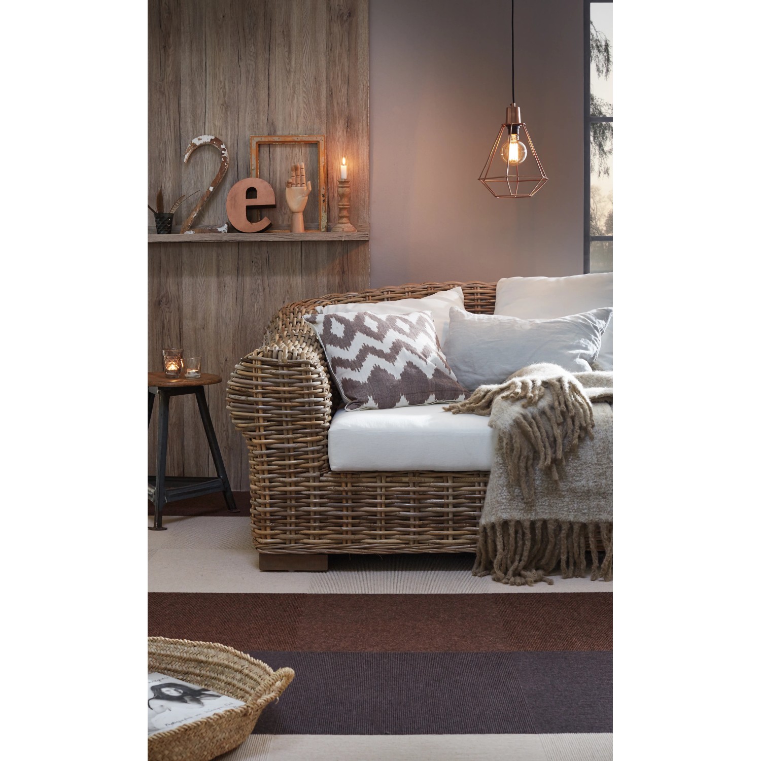 Wohnszene mit d-c-fix Klebefolie Sanremo Eiche Sand als Wandverkleidung.