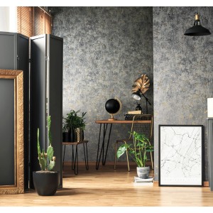 Wohnraum mit anthrazitfarbener Marburg Vliestapete Struktur Modern FSC® an der Wand.