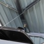 Detailaufnahme: Geöffnete Westmann Müllbox (1-fach, Grau) mit Gasdruckfeder und Kette.