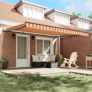 Einziehbare vidaXL Markise in Gelb-Orange gestreift über einer Holzterrasse an einem Ziegelhaus. Bietet effektiven Sonnenschutz.