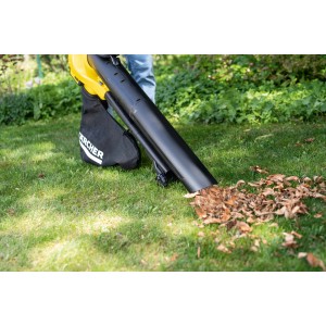 Kärcher Akku-Laubsauger BLV 36-240 beim Laubsaugen im Garten.