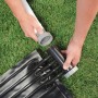 Bestway Solar Poolheizung (110x171cm) im Aufbau: Schlauch wird an den Solarabsorber angeschlossen.
