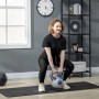 Frau macht Kniebeugen mit blauer 12 kg SPORTNOW Kettlebell auf Fitnessmatte. Ideales Gewichtstraining.