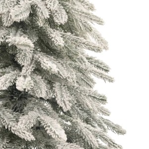 Detailaufnahme: Beschneiter, künstlicher Weihnachtsbaum, 150 cm hoch.