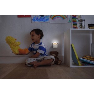 Ledvance LED-Nachtlicht Lunetta Sunset im Kinderzimmer mit Junge und Spielzeug.