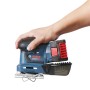 Bosch Professional GSS 18V-10 Akku-Schwingschleifer in Hand, blau/schwarz mit Staubbox.