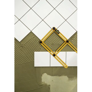 Gelber Templater zur Winkel- und Konturmessung beim Fliesenlegen.