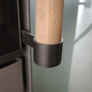 Detailaufnahme: Holzgriff des schwarzen H&M Kaminofens Citro 2.0 mit hohem Feuerraum.