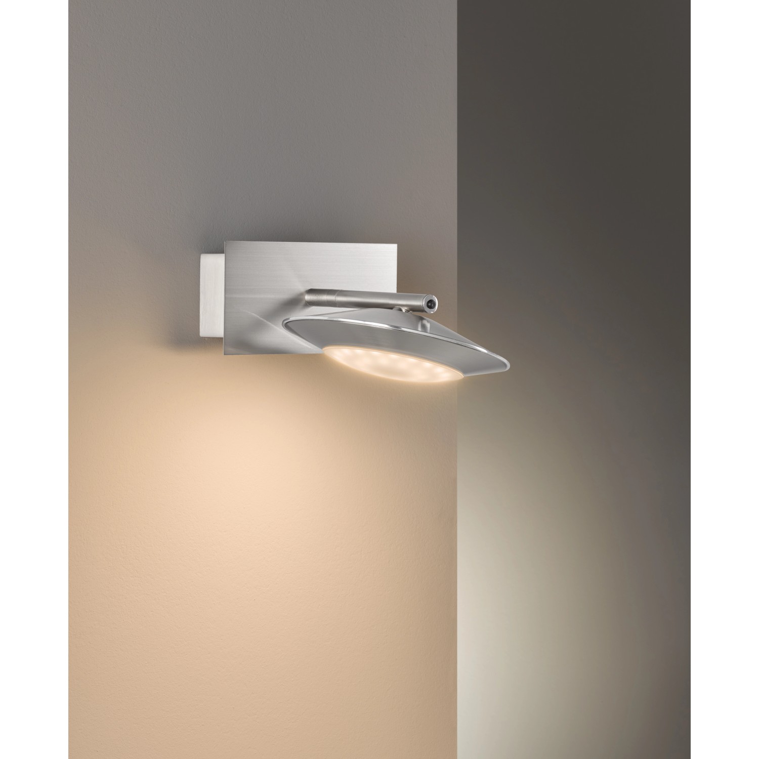 Moderne LED-Wandleuchte Beta von Fischer & Honsel in Nickel matt. Smarte Leuchte mit Farbwechsel.