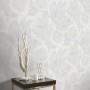 Weiße Erismann Vliestapete Spotlight Bliss mit floralem Blättermuster an der Wand.