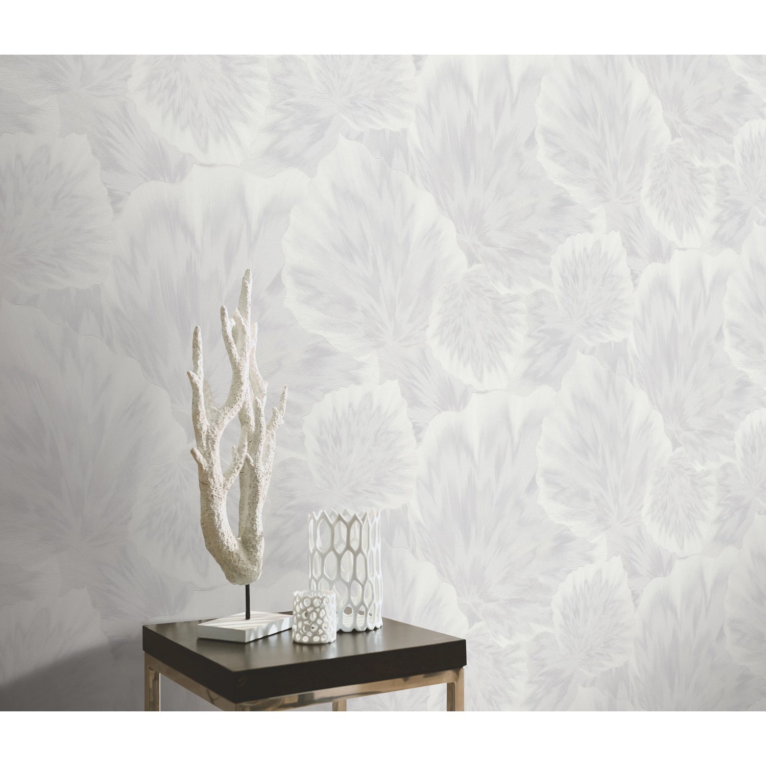 Weiße Erismann Vliestapete Spotlight Bliss mit floralem Blättermuster an der Wand.