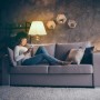 Relaxdays Stehlampe mit elfenbeinweißem Plisseeschirm und antikem Messingfuß, beleuchtet gemütliches Wohnzimmer. Innenleuchte.