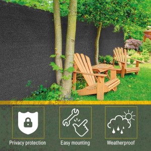 Anthrazitfarbenes Sol Royal Schattiergewebe als Sichtschutzzaun im Garten mit Holzstühlen. Bietet UV- und Windschutz.