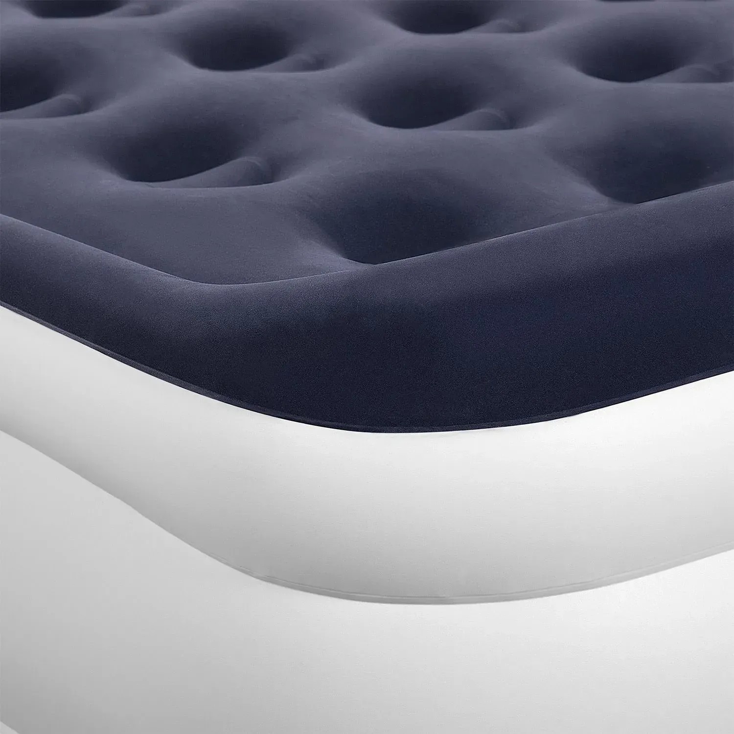 Detailaufnahme: Blau-weißes Juskys Luftbett Sapri L, bequeme Liegefläche mit Noppen.