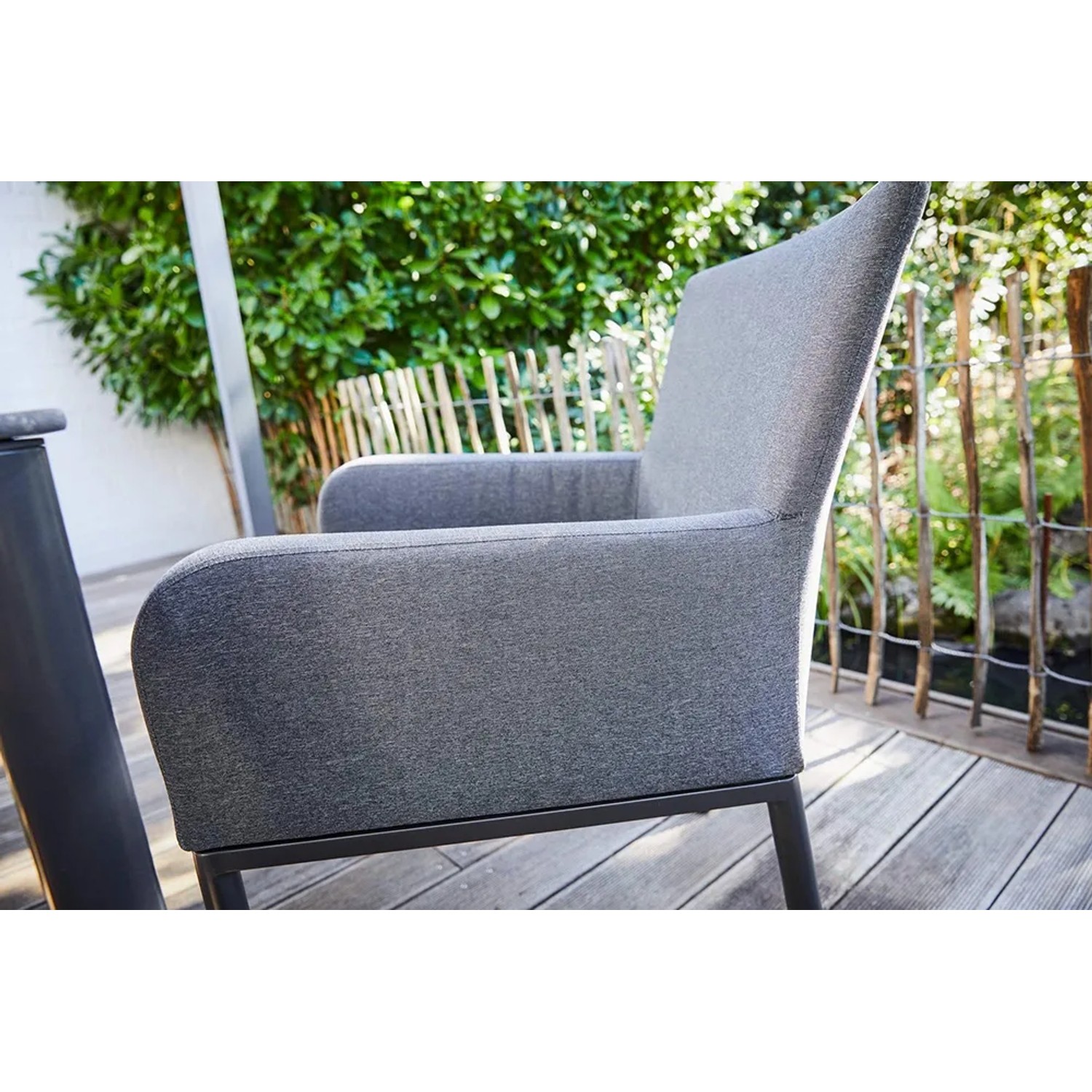 Gartenstuhl Pacora in Anthrazit mit Aluminiumgestell und Polyspun-Bespannung.