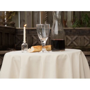 Gedeckter Tisch mit elfenbeinfarbener, runder Floracord Tischdecke (160 cm).