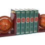 2er-Set braune Buchstützen mit drehbaren Weltkugeln und antiker Weltkarte. Ideal für Bücher und Dekoration.