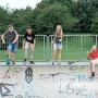 Kinder auf Skatepark mit blauem Six Degrees Stuntscooter. Sport & Fitness.