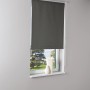 Graues Thermo-Rollo Manresa, 80x175 cm, am Fenster montiert. Blickdicht und hitzereflektierend.