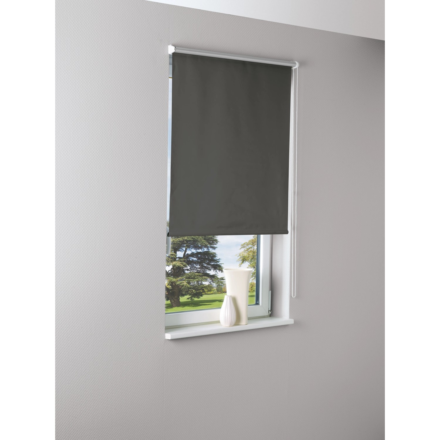 Graues Thermo-Rollo Manresa, 80x175 cm, am Fenster montiert. Blickdicht und hitzereflektierend.