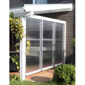 Skan Holz Seitenwand für Terrassenüberdachung mit Polycarbonat-Doppelstegplatten und Leimholzpfosten.