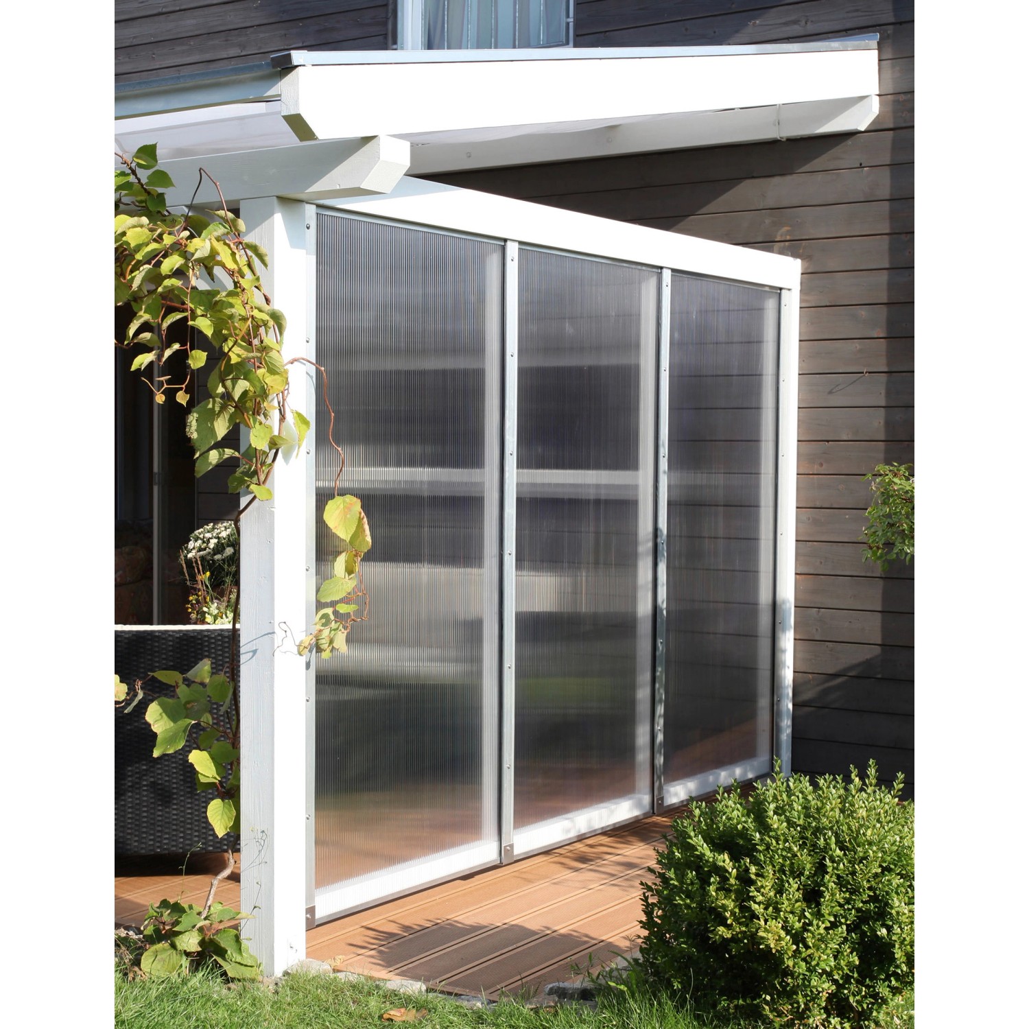 Skan Holz Seitenwand für Terrassenüberdachung mit Polycarbonat-Doppelstegplatten und Leimholzpfosten.