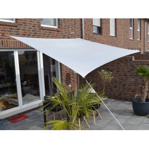 Hell silbergraues Floracord Vierecksonnensegel (250x300cm) über einer Terrasse mit Gartenmöbeln.