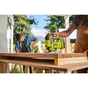 Ryobi Akku-Stichsäge R18JS-0 beim Holzschnitt, Teil des One+ Systems.