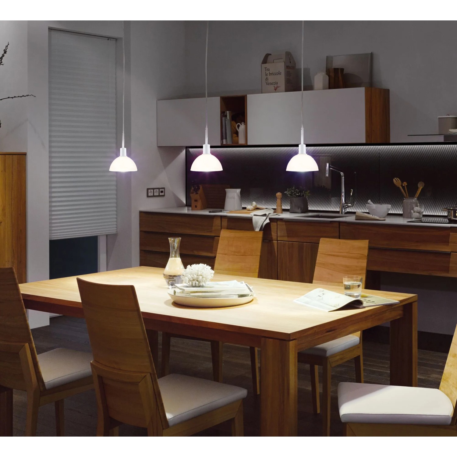 Paulmann URail Pendelleuchte Sarrasani, signalweiß, 140cm, über Esstisch in Küche.