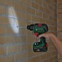 Bosch Advanced Drill 18V-80 Akku-Bohrschrauber beim Schrauben in eine Ziegelwand.