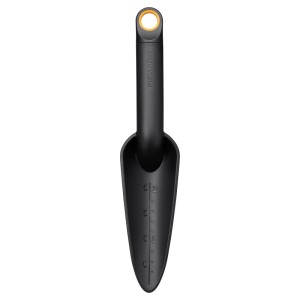 Schmale, schwarze Fiskars Pflanzkelle Solid zum An- und Umpflanzen in Töpfen.
