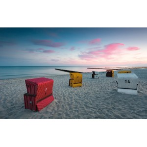 Vlies Fototapete Ostseetraum: Strand mit bunten Strandkörben bei Sonnenaufgang.