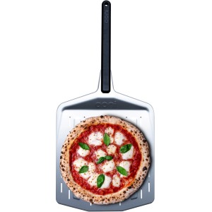 Ooni Pizzaschieber 35 cm mit Pizza. Grillutensil mit Löchern für knusprigen Boden.