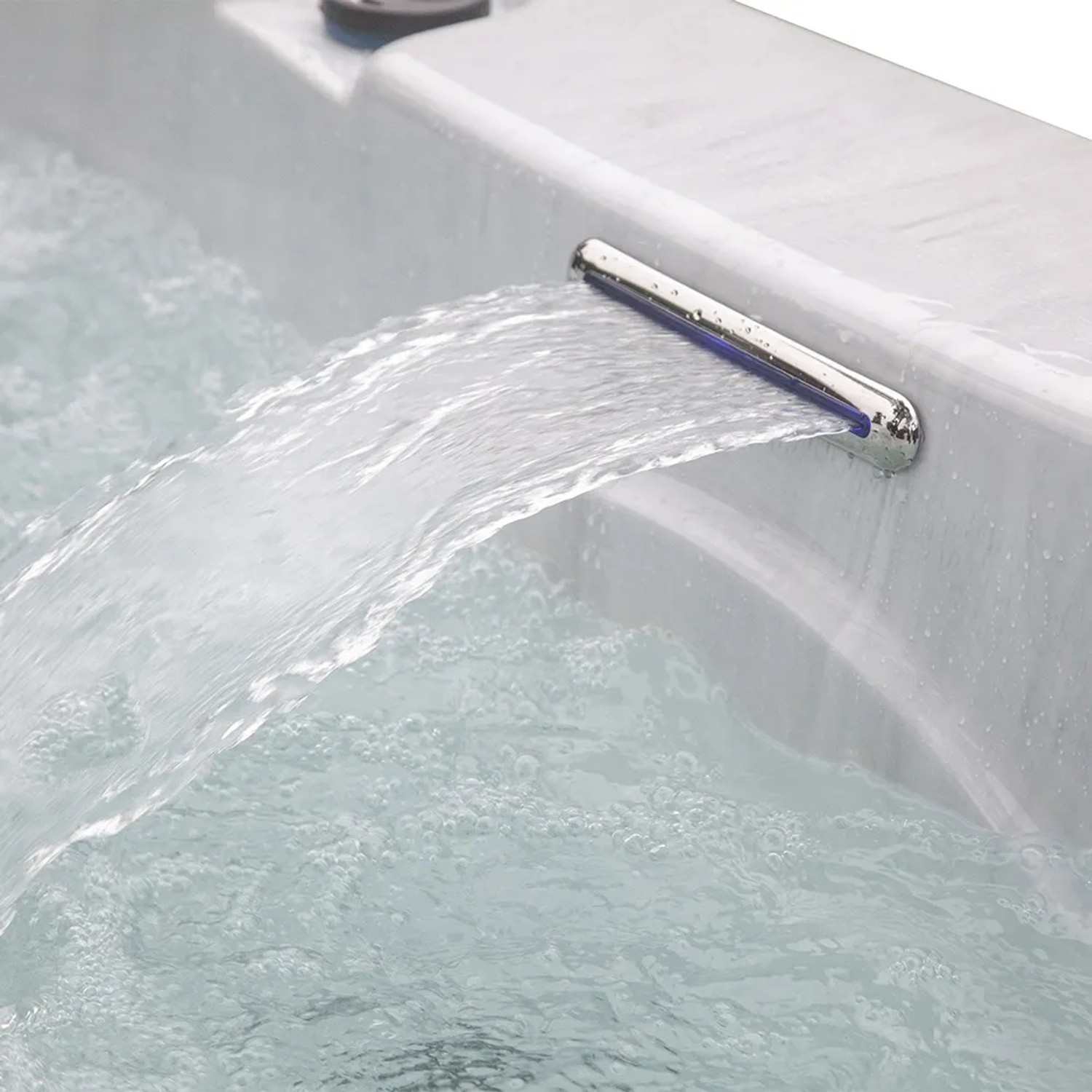 Detailaufnahme: Wasserfall-Funktion im Home Deluxe Outdoor Whirlpool White Marble Plus.