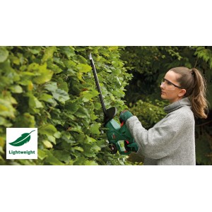 Frau schneidet Hecke mit Bosch Akku-Heckenschere EasyHedgeCut 18-45. Leichte Gartenarbeit mit Akku.