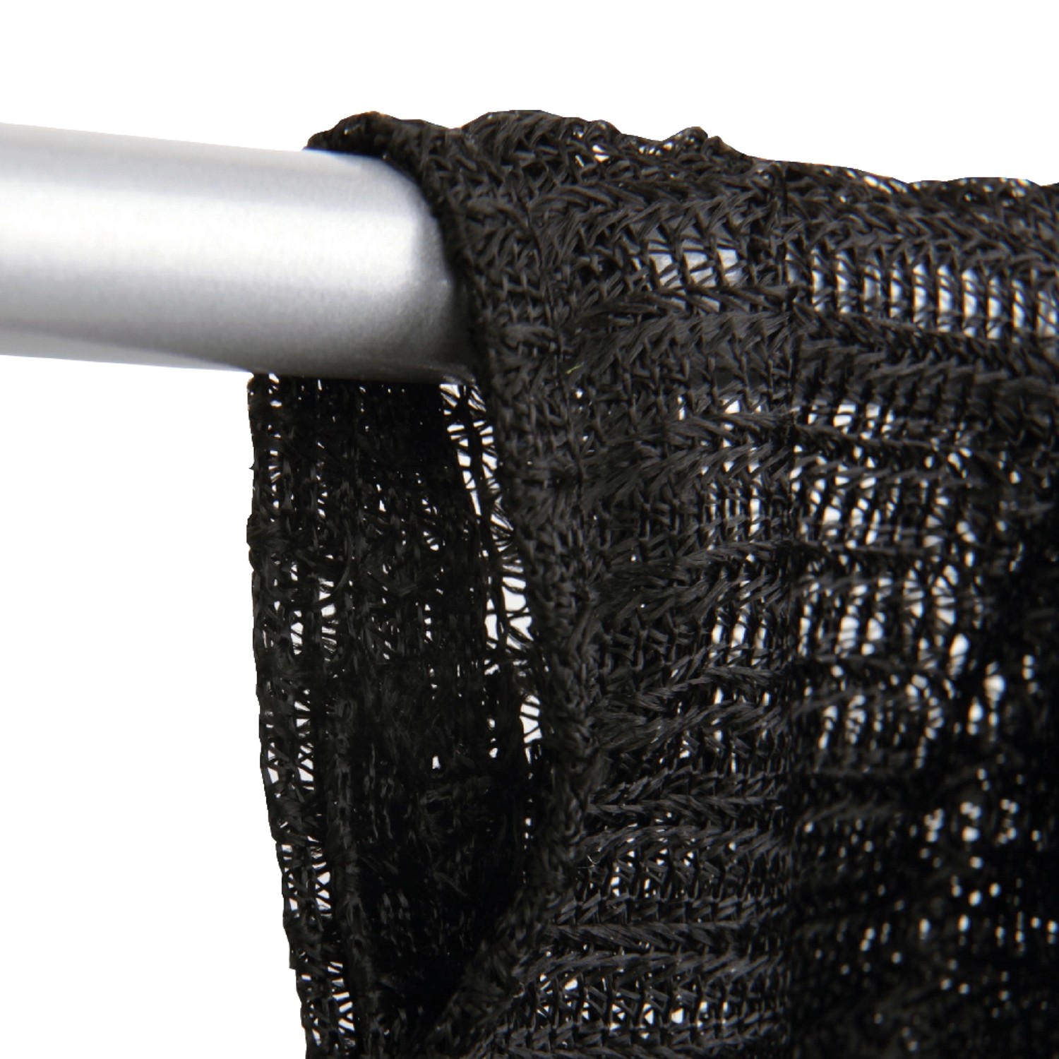 Detailaufnahme: Schwarzer Fadenvorhang mit Stangendurchzug an Gardinenstange.