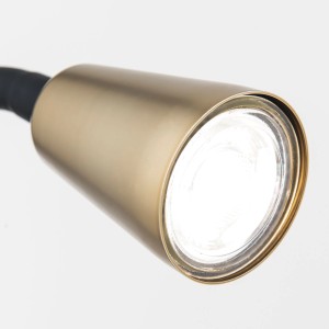 Goldener Leuchtenkopf der Orion Klemmleuchte Dotty mit hellem Licht. GU10 Fassung, schwarzer Schwanenhals für Innenleuchten.