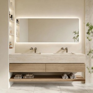 Modernes Badmöbel Set mit Sinterstein Doppelwaschbecken in Travertin-Optik, Holz-Unterschrank, Ablage und beleuchtetem Spiegel.