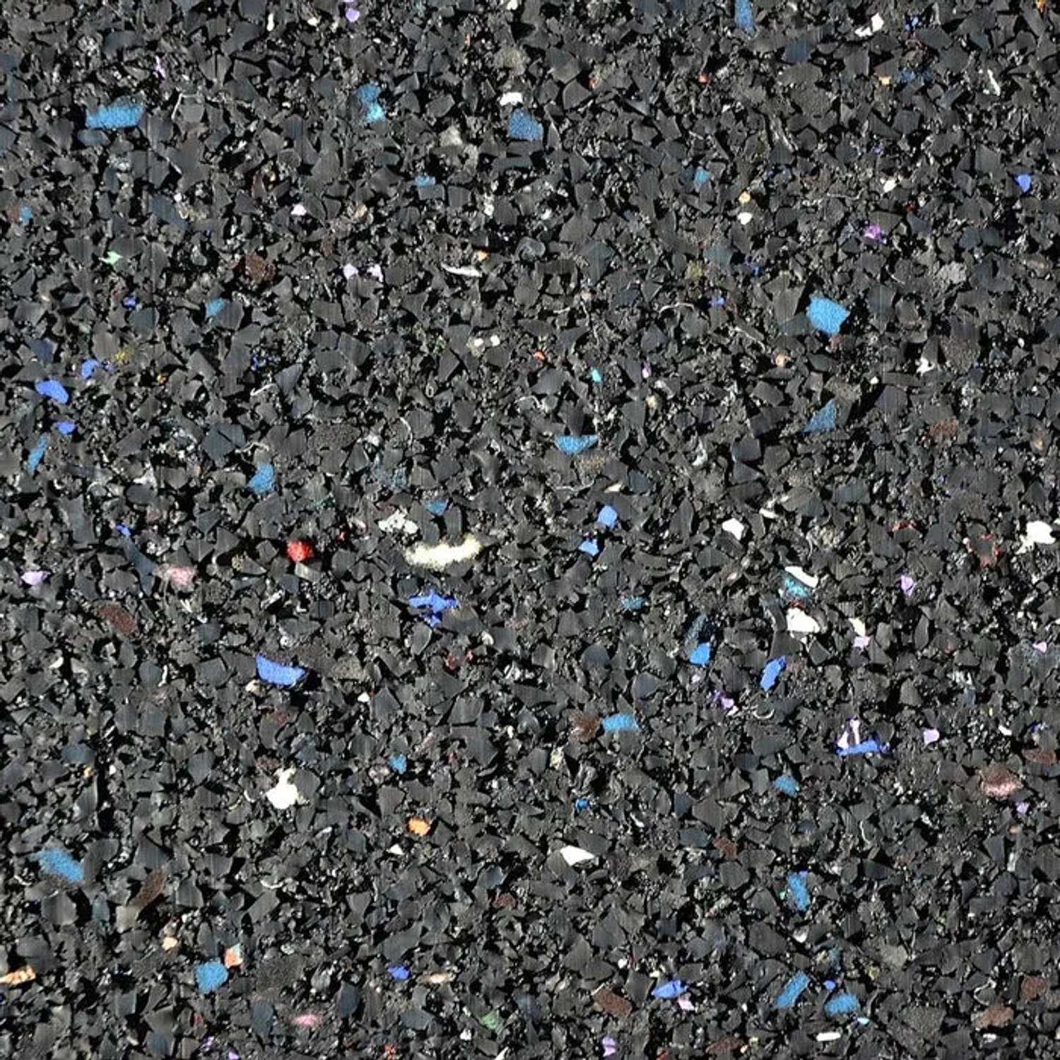 Detailaufnahme einer schwarzen Karat Bautenschutzmatte aus Gummigranulat mit farbigen Sprenkeln.