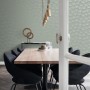 Wohnraum mit Origin Wallcoverings Tapete Ginkgoblätter in Salbeigrün.