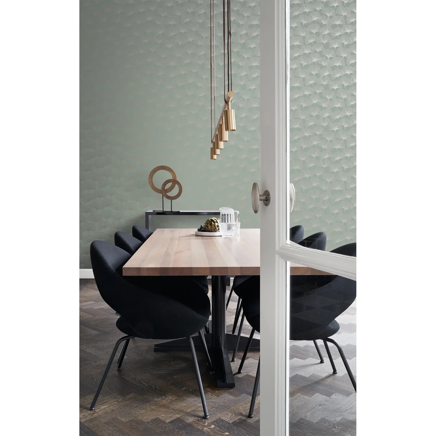 Wohnraum mit Origin Wallcoverings Tapete Ginkgoblätter in Salbeigrün.